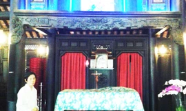  Mặt trước của nhà niệm cổ 