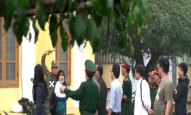 Lực lượng chức năng tới vận động đối tượng Đức (dấu x) thả con tin. Ảnh: Báo Công an Nhân dân