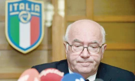  Chủ tịch Liên đoàn bóng đá Italy (FIGC) Carlo Tavecchio dính bê bối.