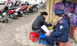 Liên ngành xử lý bãi xe vi phạm tại đền Quán Thánh (Ba Đình).