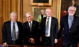 Các nhà khoa học lĩnh giải Nobel 2017 (từ trái sang): Richard Thaler (kinh tế), Richard Henderson (hóa học), Joahchim Frank (hóa học), Jacques Dubochet (hóa học). Ảnh: Getty Images.