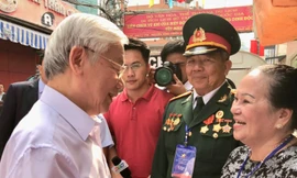 Tổng Bí thư Nguyễn Phú Trọng thăm hỏi các cựu binh Đội 5 và gia đình ông Năm Lai. Ảnh: Đ.D