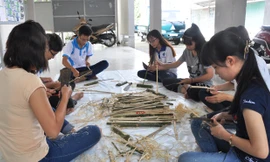 Sinh viên ĐH Cần Thơ đang tập trung làm lồng đèn. Ảnh: Hòa Hội