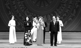 Chủ tịch HĐQT SeABank và Tập đoàn BRG được Diễn đàn Kiến thức thế giới vinh danh 