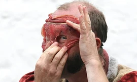 Stéphane Georis biểu diễn với đạo cụ là... thịt bò sống.