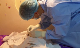 Giám đốc Ngân hàng Mắt (Bệnh viện Mắt T.Ư) Nguyễn Hữu Hoàng đang lấy giác mạc của bé H.A.