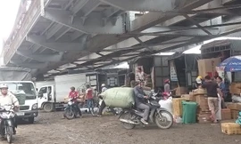 Gầm cầu Long Biên biến thành điểm tập kết, trung chuyển hàng hóa của các tiểu thương.