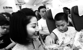 Mùa Trung thu năm nay, Vietnam Airlines mang lại trải nghiệm thú vị cho hành khách với những món quà thủ công từ trẻ nhỏ thiệt thòi.