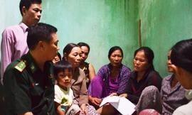 Mọi người đến động viên chị Liên cố gắng chờ tin chồng.