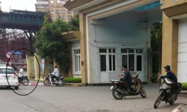 “Cò” GPLX đi xe đẹp ngồi dàn hàng tại cổng ra vào Sở GTVT Hà Nội. Trong ảnh: Một “cò” đang thỏa thuận giá với phóng viên (trong vai người đi đổi GPLX). Ảnh: Anh Trọng