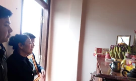 Bà Cú và hai người con trai lặng người trước bàn thờ ông Mưu Qúy Sường.