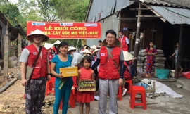 Tổ chức Kocun (Hàn Quốc) hỗ trợ nhà cho mẹ con chị Nguyễn Thị Thu Hà (ở giữa).