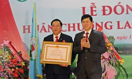 Chủ tịch Mocchaumilk Trần Công Chiến (bên trái) nhận Huân chương Lao động hạng Nhì của Chủ tịch nước.