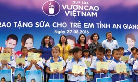 Lãnh đạo Đảng, Nhà nước và Vinamilk trao tặng sữa cho các em học sinh trường tiểu học B Mỹ Hiệp, Ấp Đông Châu, xã Mỹ Hiệp, huyện Chợ Mới, tỉnh An Giang trong chương trình Quỹ Sữa Vươn Cao Việt Nam tại An Giang