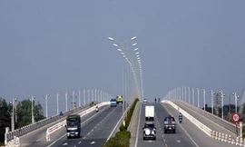 Phân luồng cầu Thanh Trì để sửa khe co giãn