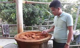 Phèn bám vào các vật dụng lấy nước và bể lọc làm đổi màu.