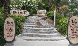 Mộ Hàn Mặc Tử trên Đồi Thi nhân đã trở thành một địa điểm thăm quan rất nổi tiếng của Bình Định.