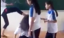 Cảnh nữ sinh bị đánh đập dã man (ảnh cắt từ clip)