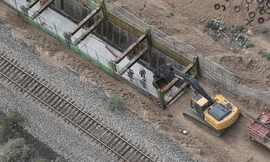 Một đoạn tường thí điểm đang được xây thử.