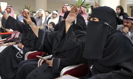 Phụ nữ Ả Rập Xê Út đòi chồng thôi giám sát