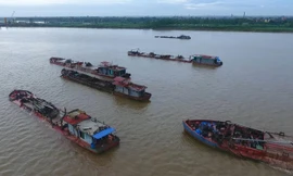 Những chiếc tàu hút cát vẫn nhộn nhịp tại ngã ba sông Hưng Yên-Thái Bình, Hà Nam. Ảnh: N.D.