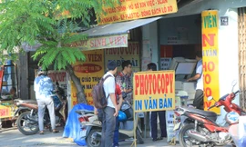 Việc photo copy các tài liệu, giáo trình của sinh viên đang là hành vi vi phạm luật Sở hữu trí tuệ nhưng ít ai để ý. (Ảnh: Nhiều cửa hàng photo copy ở làng Đại học Quốc gia TPHCM). Ảnh: Ngô Tùng