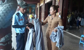 Phật tử, bảo vệ chùa Linh Ứng chuẩn bị váy và áo choàng cho du khách ăn mặc hở hang
