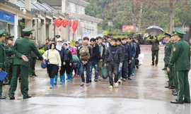 Tiếp nhận người “lao động chui” tại cửa khẩu Hữu Nghị. Ảnh: Nguyễn Thái.