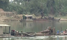 Nạn “cát tặc” băm nát đôi bờ Bến Hải. Ảnh: H.T