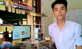 Hoàng Công Phước Khánh và mô hình nhà chống động đất. Ảnh: H.T