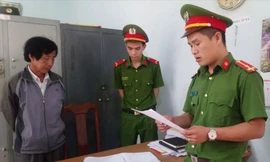 Công an huyện đọc lệnh bắt ông Huỳnh Bê tại trụ sở UBND xã Hòa An.