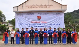 Lễ chuyển giao mô hình kinh tế thanh niên “ Vườn rau thông minh”.