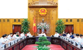 Xây dựng Chính phủ điện tử, Chính phủ không giấy tờ sẽ làm tăng tính hiệu quả, công khai, minh bạch trong các hoạt động phục vụ người dân và doanh nghiệp. Ảnh: Quang Hiếu.