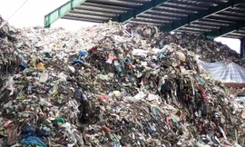 Hàng ngàn tấn rác ùn ứ.