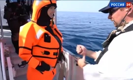 Bộ trưởng bị 'ném đá' vì vào vai người tị nạn