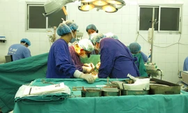 Các bác sĩ đang thực hiện ca ghép tim cho bé Đạt.