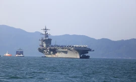 Tàu sân bay Mỹ Carl Vinson neo đậu tại vịnh Đà Nẵng hồi tháng 3​. Ảnh: Nguyễn Thành.