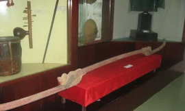 Chiếc đòn khiêng võng của Lê Đại Cang trong Bảo tàng Bình Định.