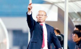 HLV Park Hang Seo đang rất tích cực thử nghiệm các phương án chiến thuật và nhân sự cho U23 Việt Nam. Ảnh: VSI