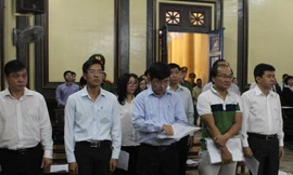 Các bị cáo tại tòa. Ảnh: Tân Châu.