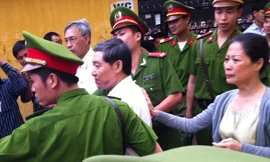 Dương Chí Dũng (cựu Cục trưởng Cục Hàng hải Việt Nam) cùng vợ trong phiên xử hồi tháng 5/2014. Ảnh: Bảo Thắng