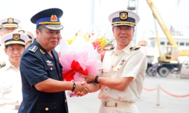 Đại tá Bùi Trung Dũng, Phó tham mưu trưởng Bộ tư lệnh Cảnh sát biển Việt Nam tặng hoa cho trưởng đoàn tàu Yashima PLH22