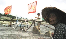 Ô nhiễm khiến người dân bức xúc chặn đường vào nhà máy để phản đối. Ảnh: H.V