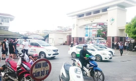 Taxi đón trả khách trong khuôn viên Bệnh viện Bạch Mai.