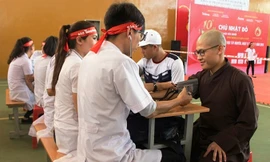 Thầy Thích Đức Danh, chùa Phổ Minh đang làm thủ tục để hiến máu nhân đạo.