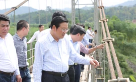 Bí thư Trung ương Đảng, Trưởng ban Nội chính Trung ương, nguyên Chủ tịch tỉnh Nghệ An Phan Đình Trạc thăm lại cầu Chôm Lôm. Ảnh: Quang Long.