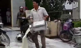 Anh Đức đổ sữa trước Trạm trung chuyển sữa tươi Vinamilk (ảnh cắt từ clip).