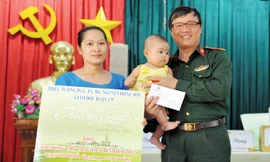 Đoàn công tác Bệnh viện Quân y 175 tặng quà cho bé Hải Thùy trong lần ra thăm đảo mới đây. Ảnh: Xuân Tùng