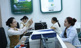 Khách hàng chờ đến lượt cập nhật thông tin người dùng tại một điểm cung cấp dịch vụ viễn thông của Viettel. Ảnh: Như Ý.