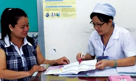Cán bộ y tế tư vấn cho chị em sử dụng hiệu quả “sổ hồng” để chăm sóc tốt hơn sức khỏe bản thân và gia đình